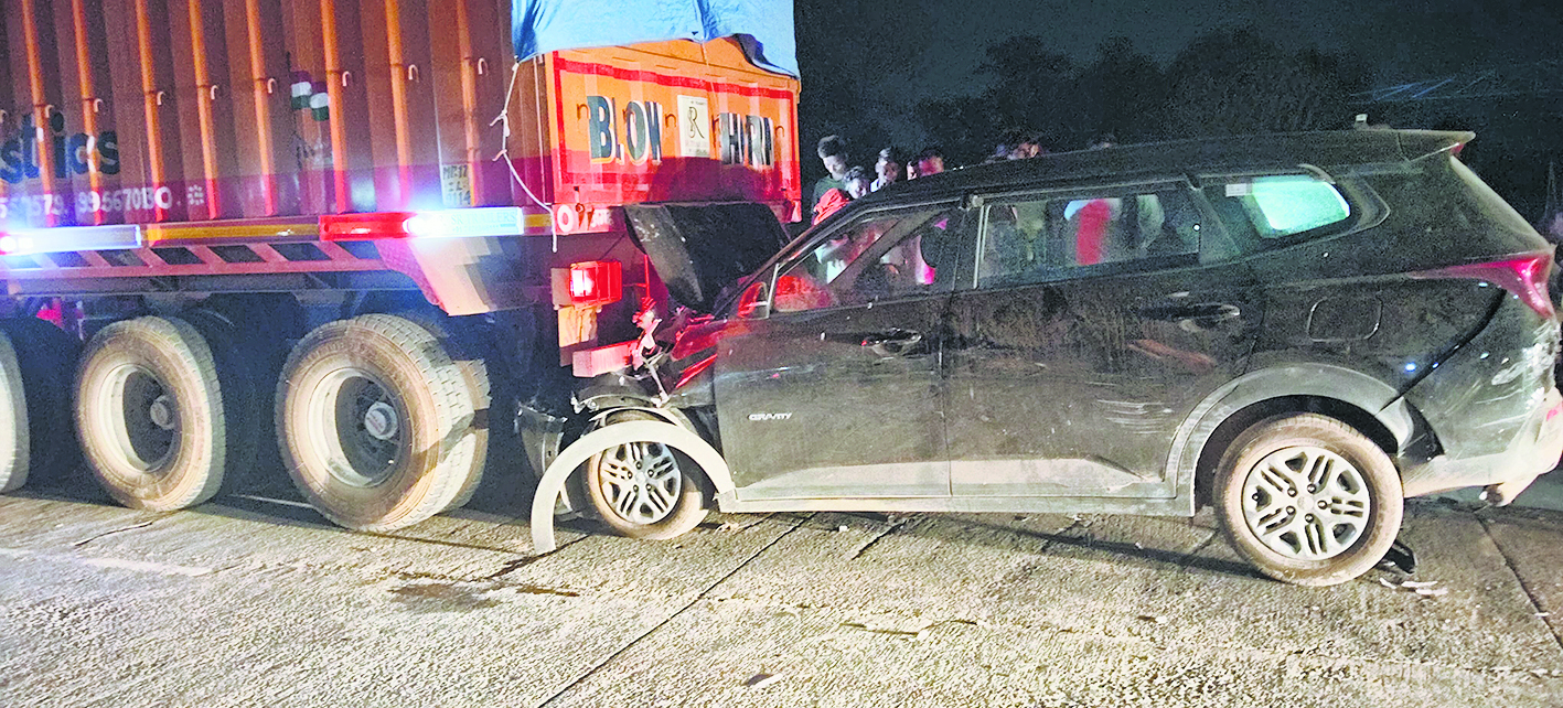 कंटेनर में पीछे से घुसी कार और कार को बोलेरो ने ठोका