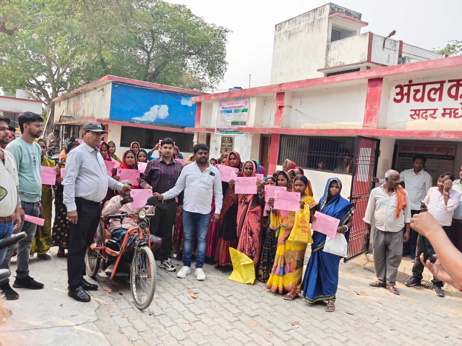 130 भूमिहीनों को सीओ ने दिया बासगीत पर्चा