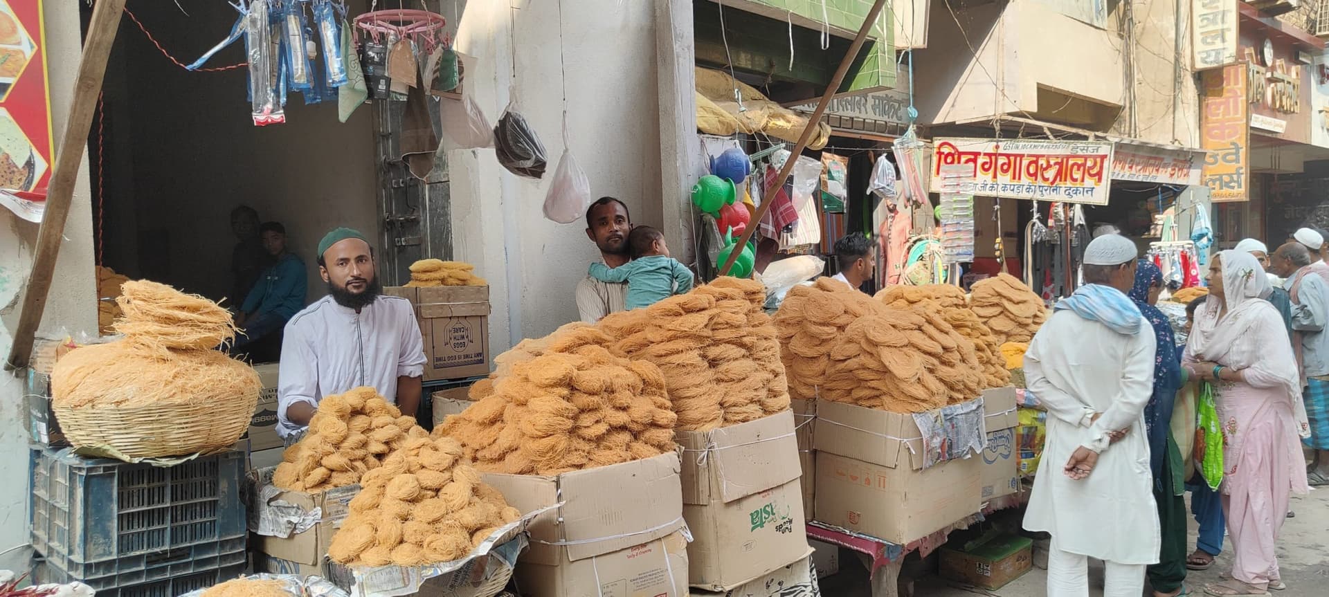 ईद को लेकर बाजारों में बढ़ गयी चहल-पहल