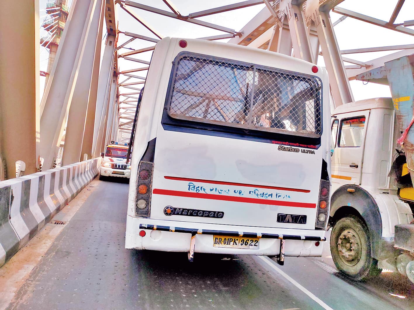 hajipur news. गांधी सेतु के दोनों लेन पर लगा भीषण जाम, फंसी रहीं कई एंबुलेंस