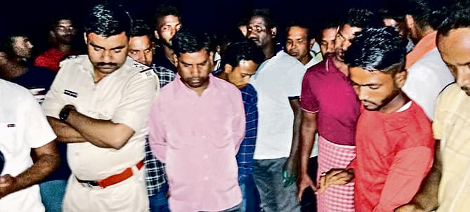 Bokaro News : ट्रक के धक्के से बाइक चालक की मौत, सड़क जाम
