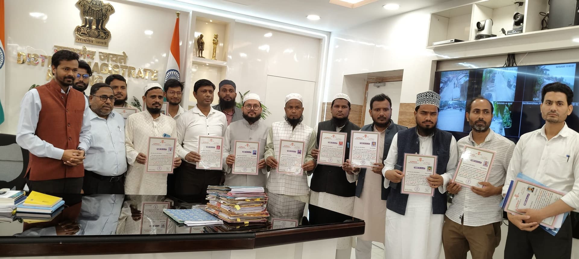 नव नियुक्त सहायक उर्दू अनुवादकों को डीएम ने दिया नियुक्ति पत्र