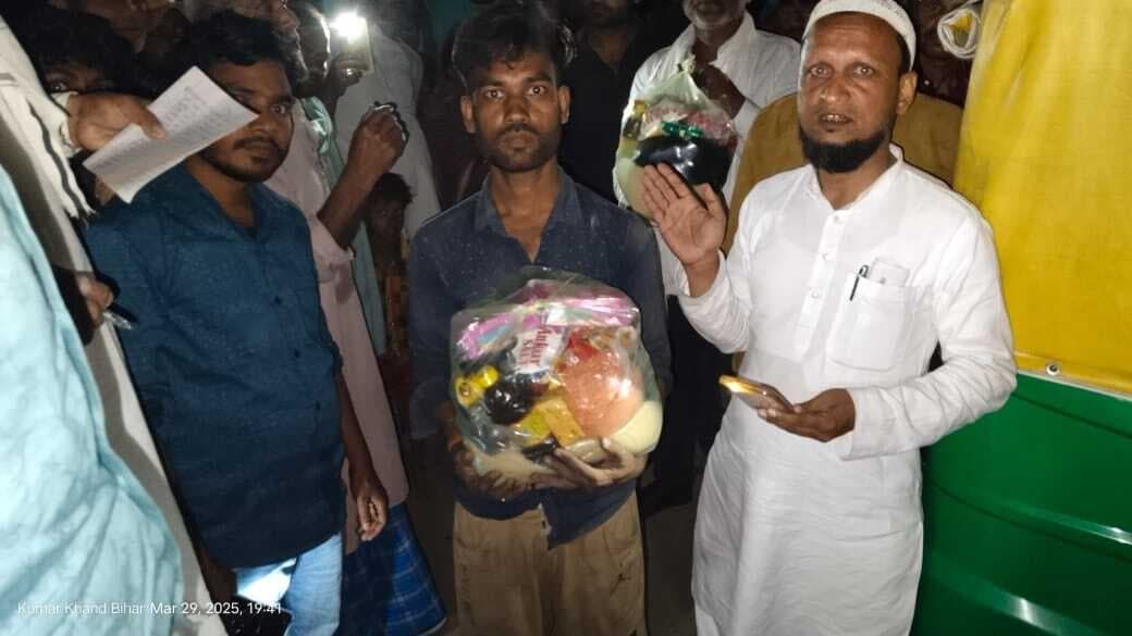 सिकियाही गांव के अग्नि पीड़ितों की मदद को बढ़ने लगे हाथ