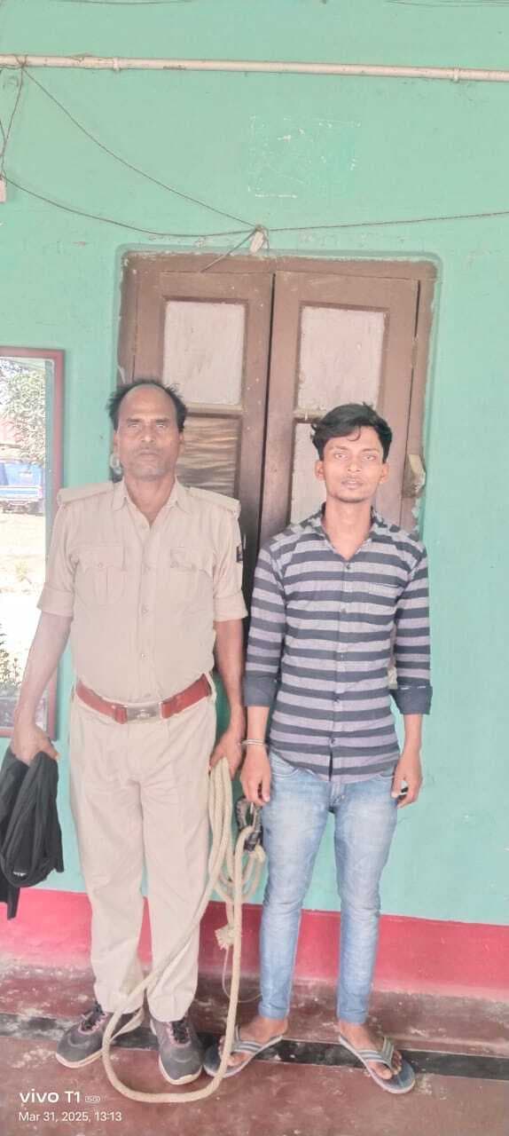 10 लीटर देसी चुलाई शराब के साथ तस्कर गिरफ्तार