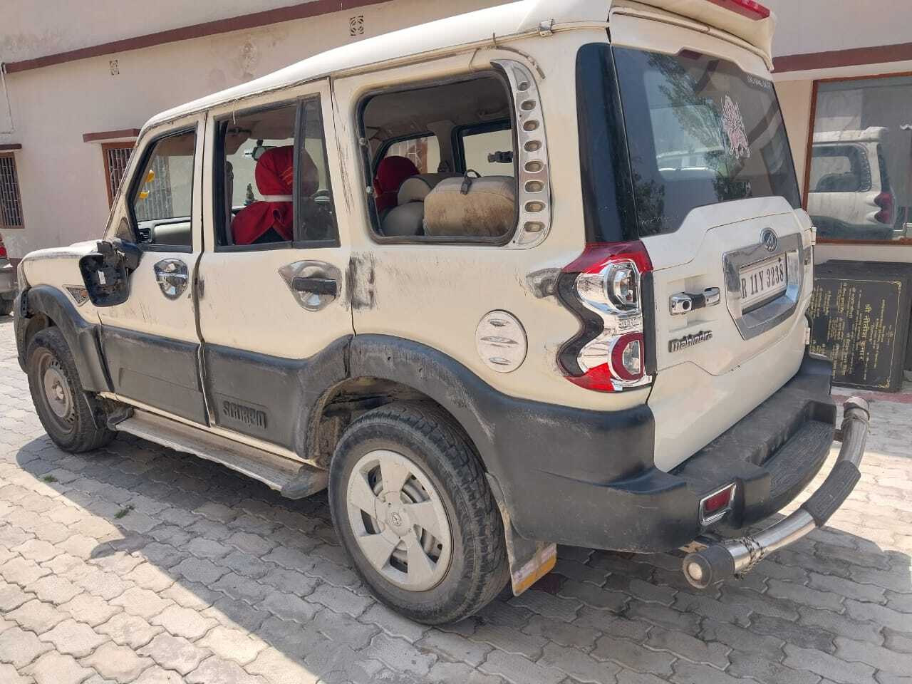 बाइक सवार को बचाने में स्कॉर्पियो पलटी, 09 सवार जख्मी