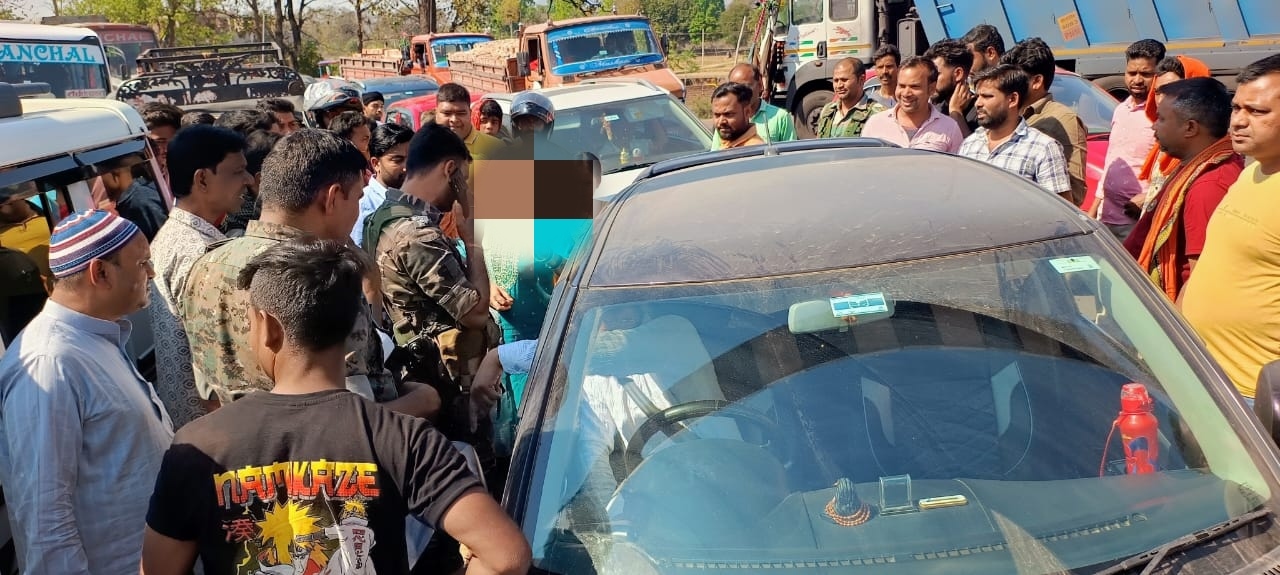 रेलवे क्रॉसिंग पर दो कार के आपस में सटने के बाद मारपीट