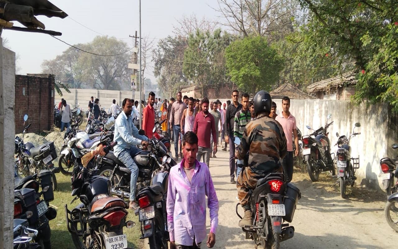 बिहार के पूर्ी चंपारण में युवक की हत्या करके लाश को पेड़ से टांगा, ससुराल जाने के दौरान रास्ते में हुआ मर्डर