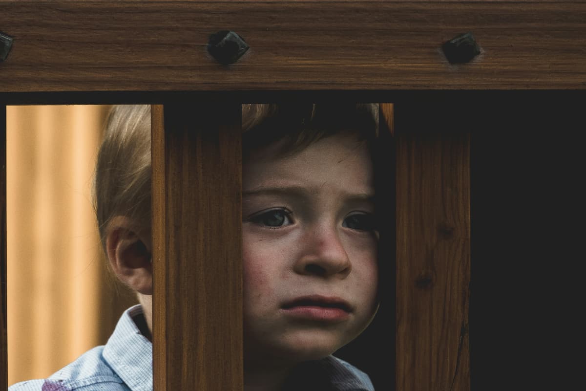 Parenting Tips: जीवन के हर कदम में पीछे रह जाएंगे आपके बच्चे अगर परवरिश के दौरान कर दी ये गलतियां, जानें