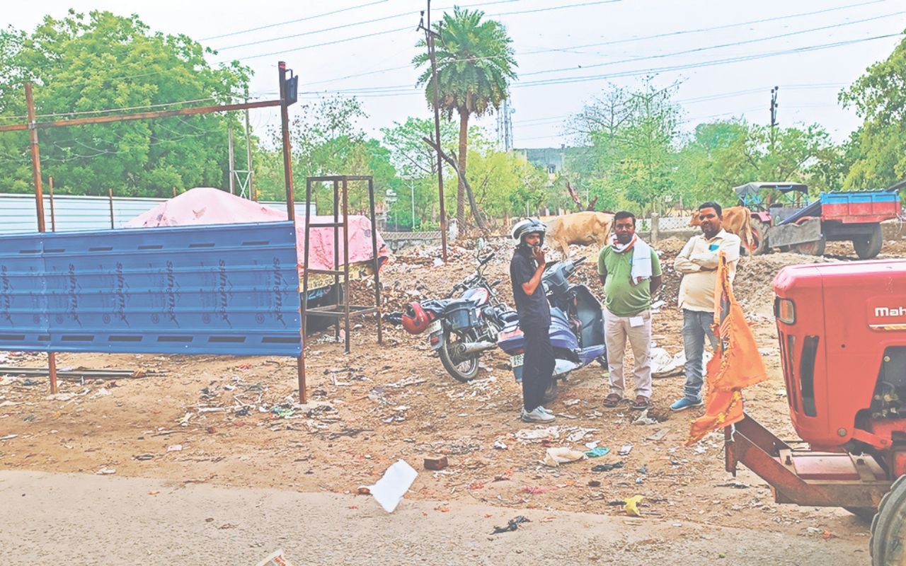 Gaya News: गांधी मैदान एरिया में घेराबंदी कर लगने गाड़ियां, शहर में सफाई का टेंडर लेने के बाद एजेंसी बना रही अपना ठिकाना