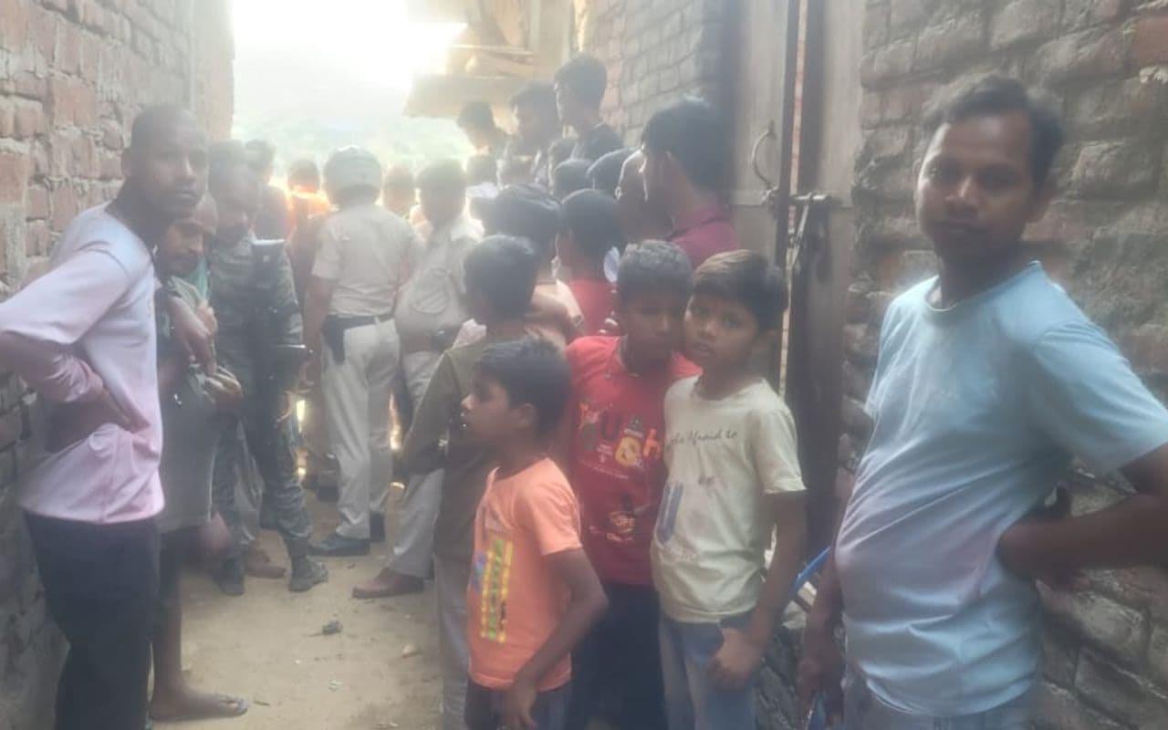Gaya News: गया में बिजली विभाग की लापरवाही ने लील गयी तीन की जिंदगी, दर्दनाक मौत से फैली सनसनी Gaya News: गया में बिजली विभाग की लापरवाही ने लील गयी तीन की जिंदगी, दर्दनाक मौत से फैली सनसनी