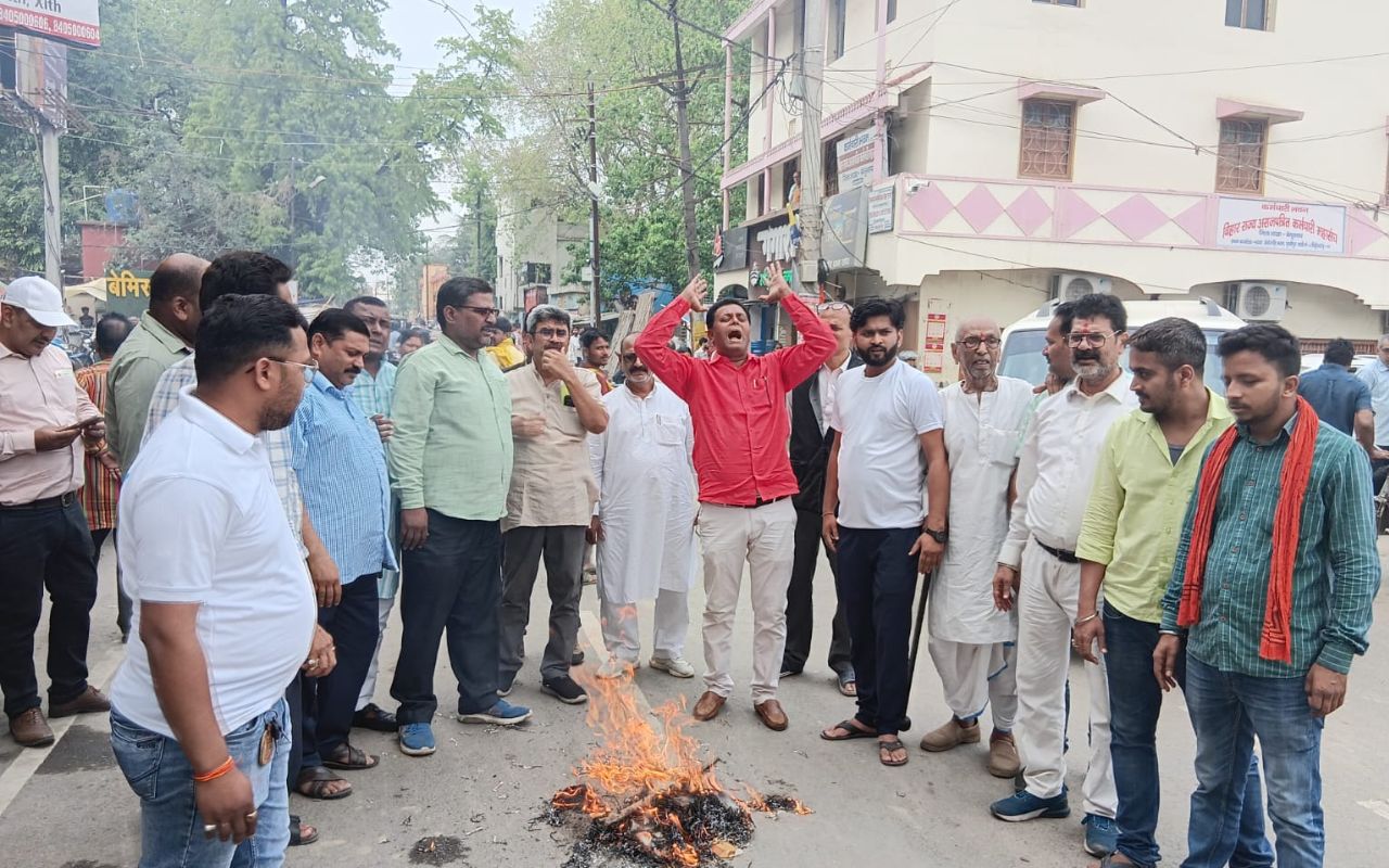 Bihar News: घरेलू गैस सिलिंडर के दाम में वृद्धि के खिलाफ कांग्रेस ने खोला मोर्चा, बेगूसराय में फूंका पीएम का पुतला