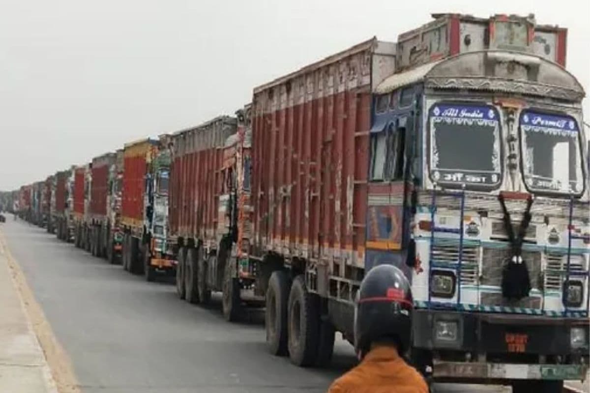 यूपी-बिहार बॉर्डर पर बालू लदे ट्रकों का चक्का थमने से लगा जाम, जानें जीटी रोड पर चालकों ने क्यों रोका वाहन