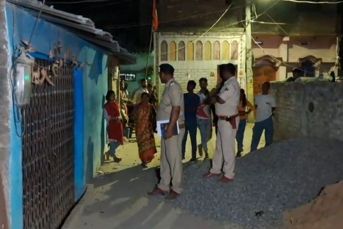 बिहार में पुलिस छापेमारी से नाराज नशेड़ी युवक ने मां-बेटे पर किया हमला, दोनों की हालत गंभीर