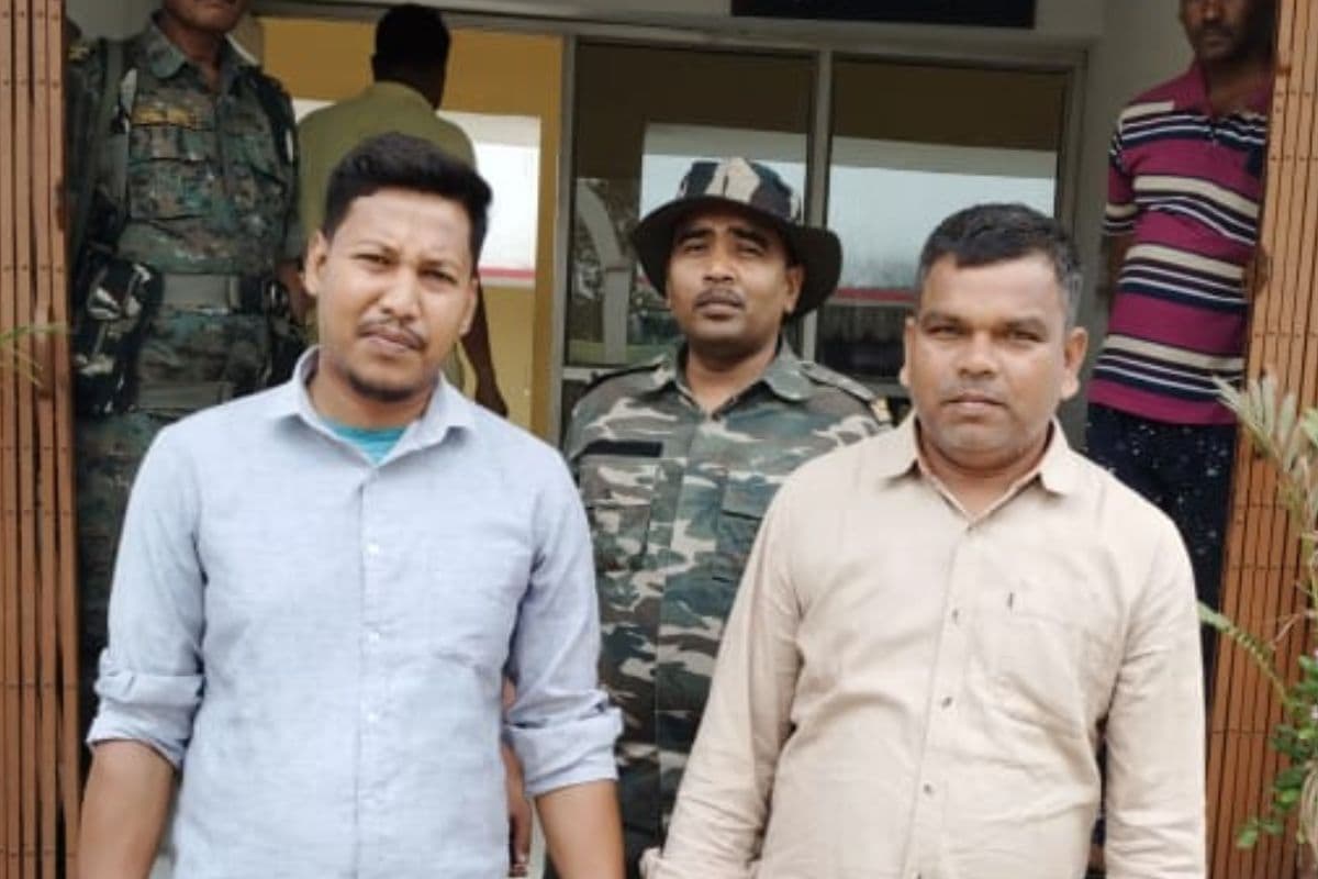 पाकुड़ में करोड़ों रुपए गबन मामले में SBI का पूर्व ब्रांच मैनेजर और असिस्टेंट क्लर्क अरेस्ट, पुलिस ने दुमका से दबोचा