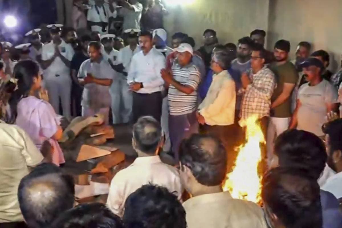 Family members during last rites of Navy officer Lt Vinay Narwal