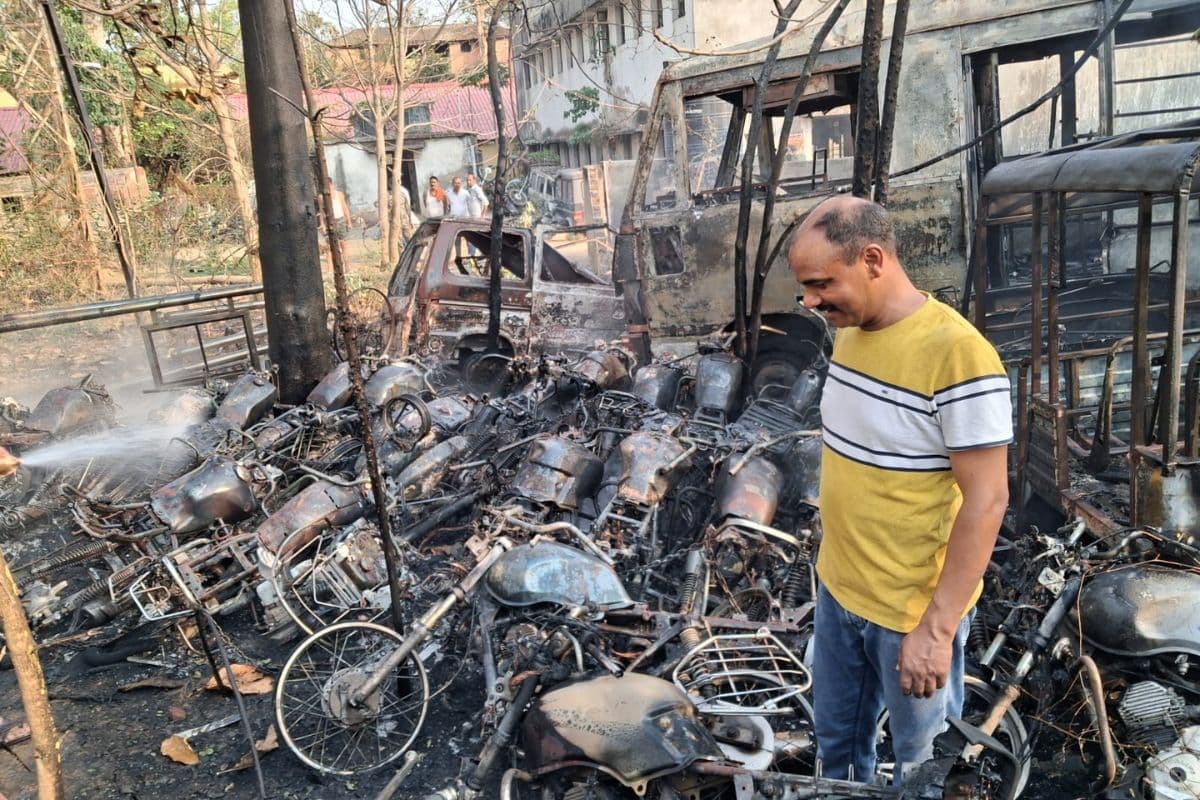 पलामू के मेदिनीनगर थाना परिसर में लगी भीषण आग, कई गाड़ियां जलकर हुई खाक
