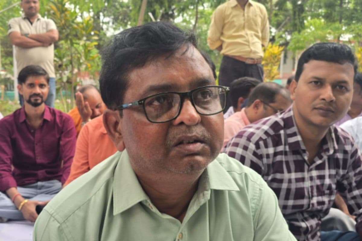 मधेपुरा में अफसर ने कर्मचारी को सरेआम किया बेइज्जत, कॉलर पकड़कर की गाली-गलौज