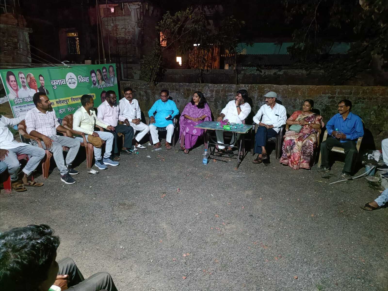 सांसद ने झामुमो प्रखंड कार्यालय में लोगों की सुनी समस्याएं