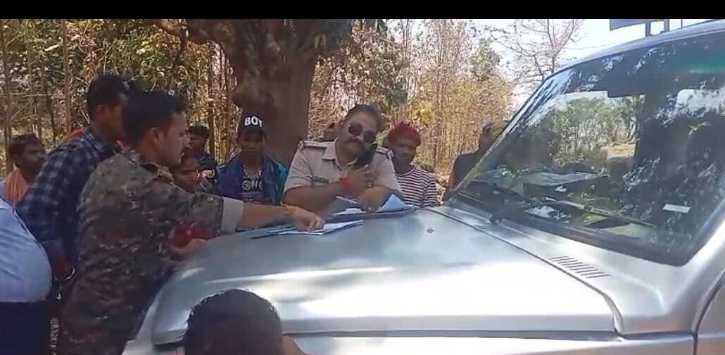 Crime News : पिता ने कुल्हाड़ी से मार कर की पुत्र की हत्या, गिरफ्तार