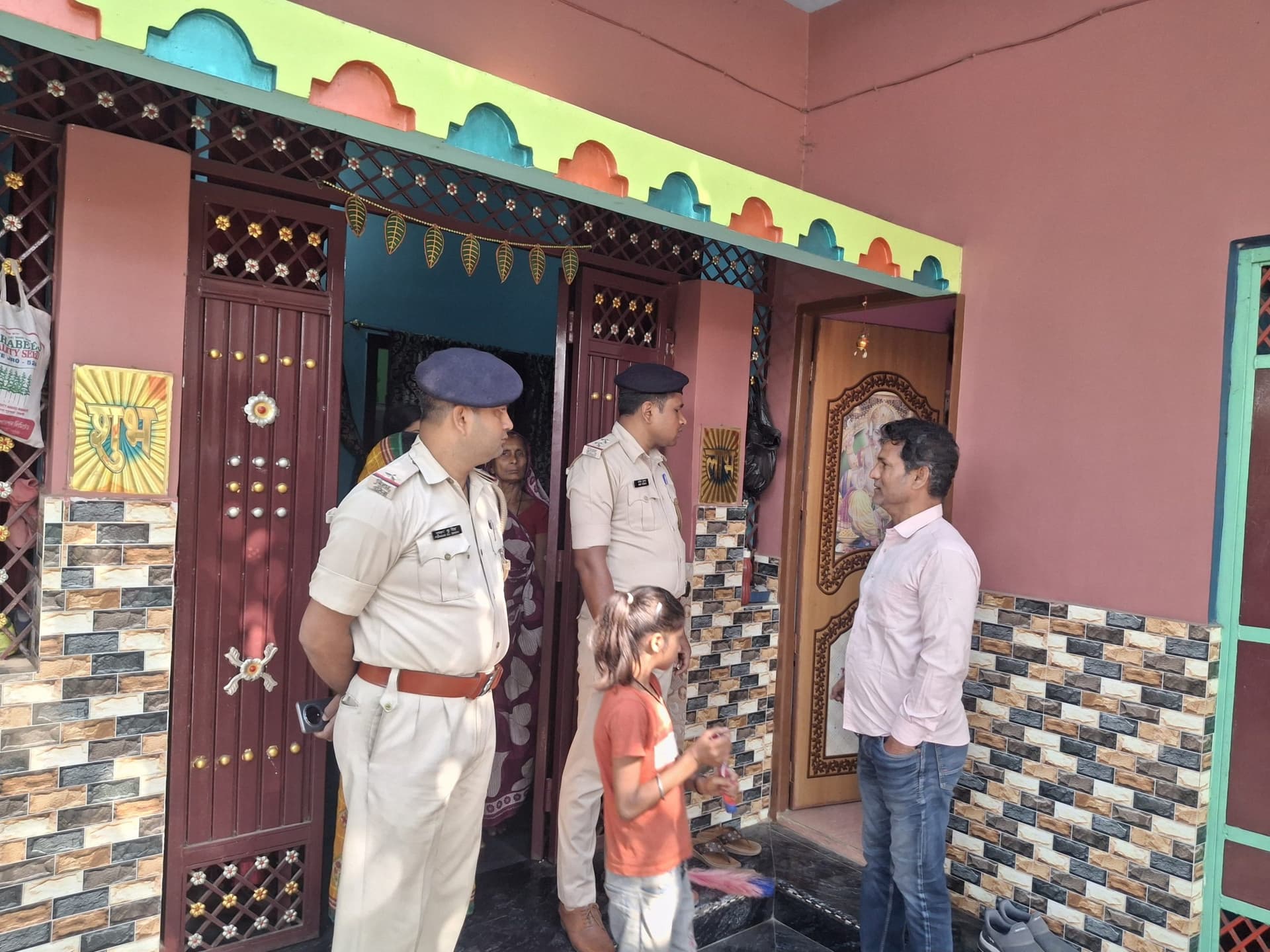 घर से चांदी की मूर्ति व नकद 30 हजार रुपये की चोरी