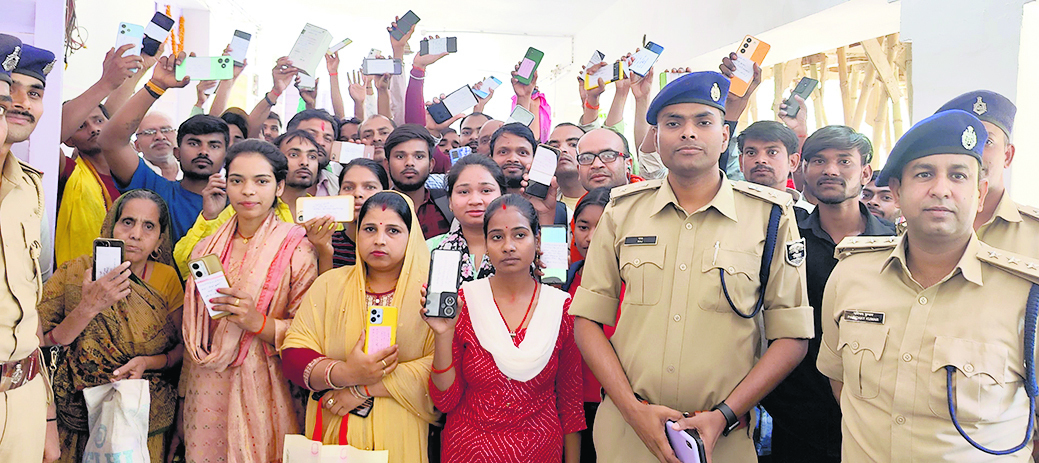 चोरी और गुम हुए 95 मोबाइल फोन को पुलिस ने लोगों को लौटाया