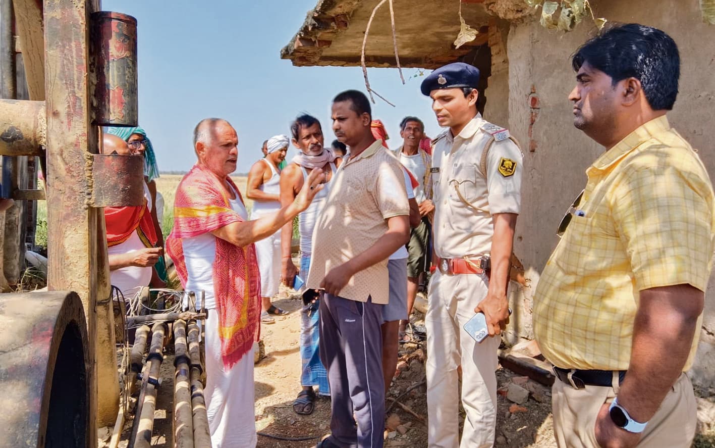 चांड़े गांव में राजकीय नलकुप बोरिंग गाड़ने में अनियमितता, ग्रामीणों ने रोका काम