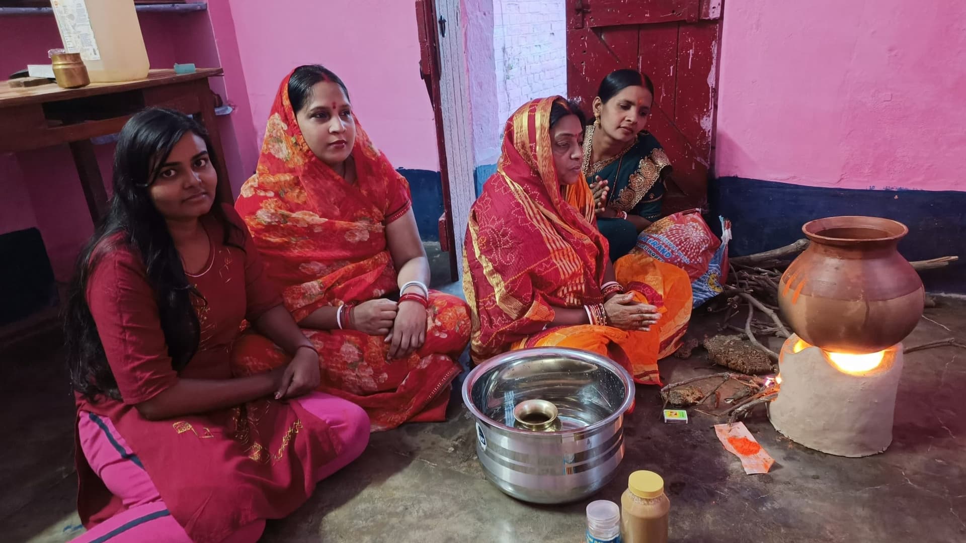 गंगा घाटों पर अस्ताचलगामी भगवान सूर्य को पहला अर्घ्य आज