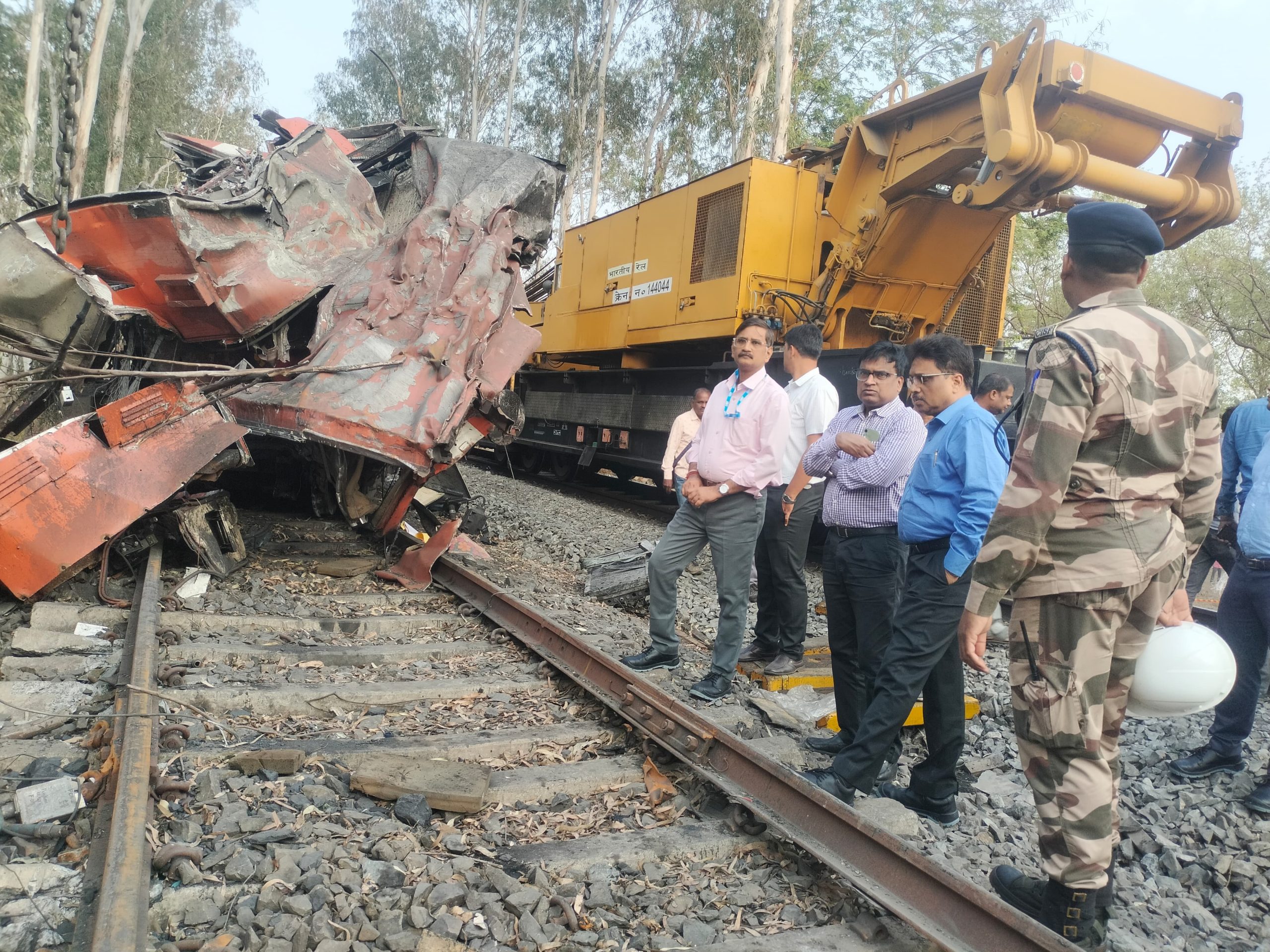 ललमटिया-फरक्का एमजीआर रेलवे लाइन पर दुर्घटना के बाद क्रेन से मलबा हटाने का काम शुरू