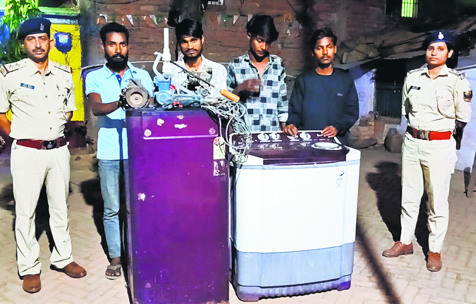 चोरी के सामान के साथ पांच गिरफ्तार, भेजा जेल