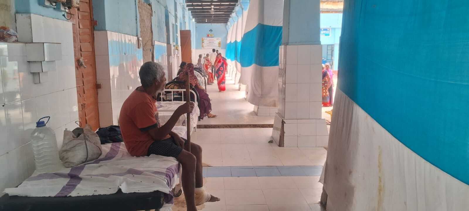 गर्मी के साथ अस्पताल में बढ़े दस्त व डायरिया के मरीज, आइसोलेशन वार्ड के नाम पर खुला बरामदा