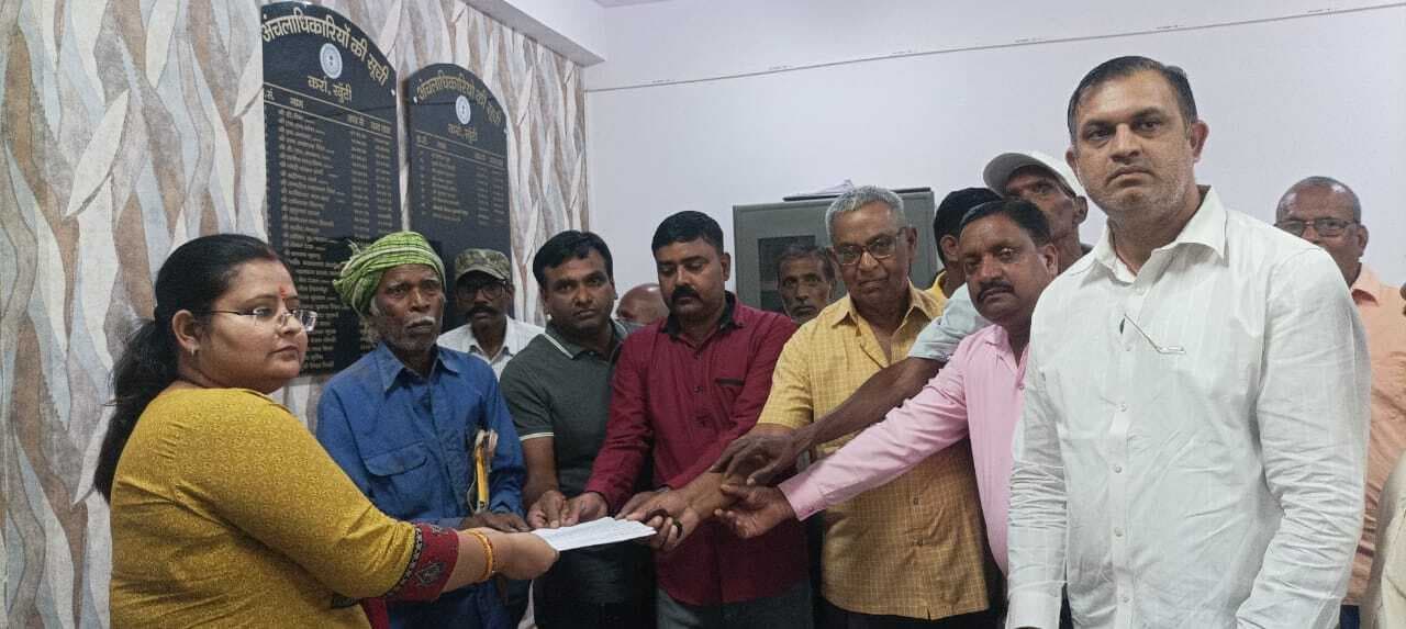 मझियस बकाश्त जमीन के रैयतों ने डीसी को सौंपा ज्ञापन