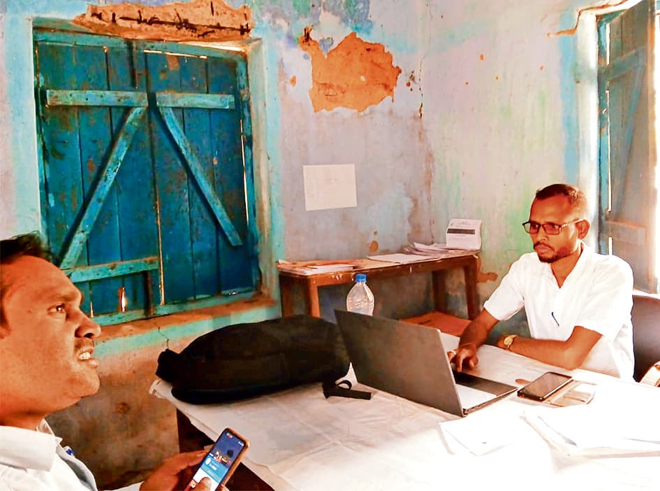 jehanabad News : कुर्था प्रखंड कार्यालय के जर्जर भवन में खतरे के साये में काम कर रहे अधिकारी