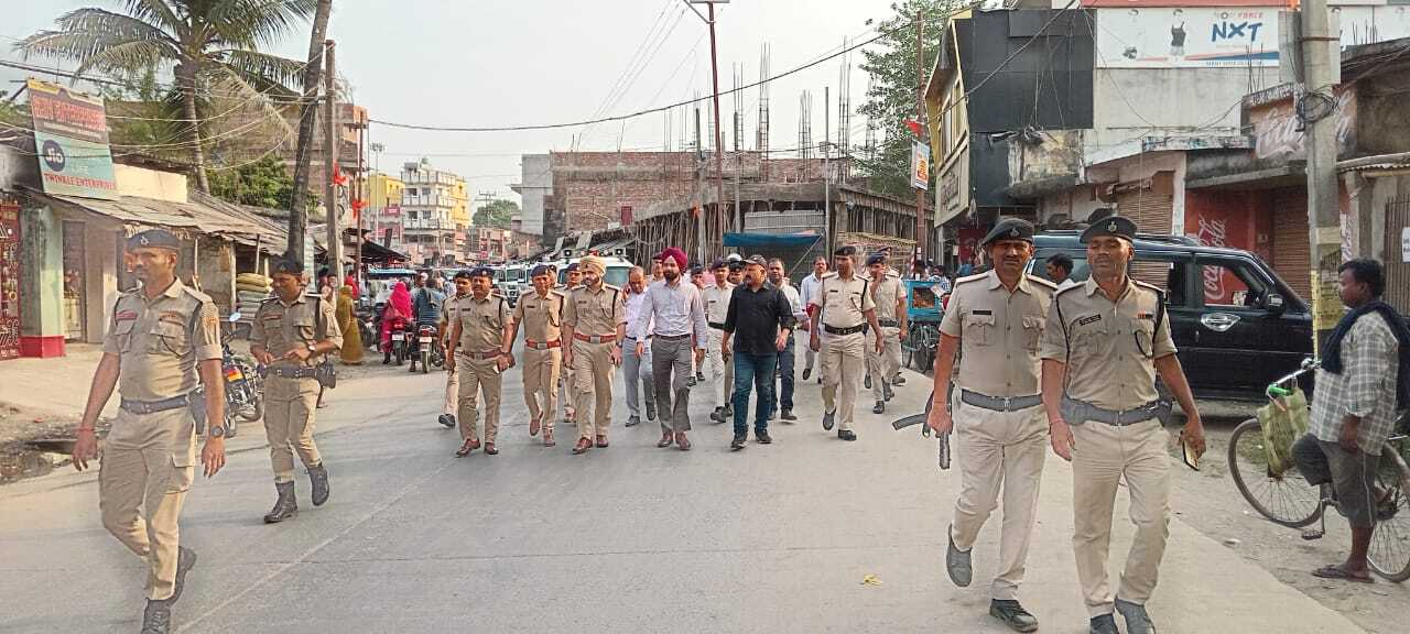 डीएम-एसपी ने पुलिसकर्मियों संग किया फ्लैग मार्च