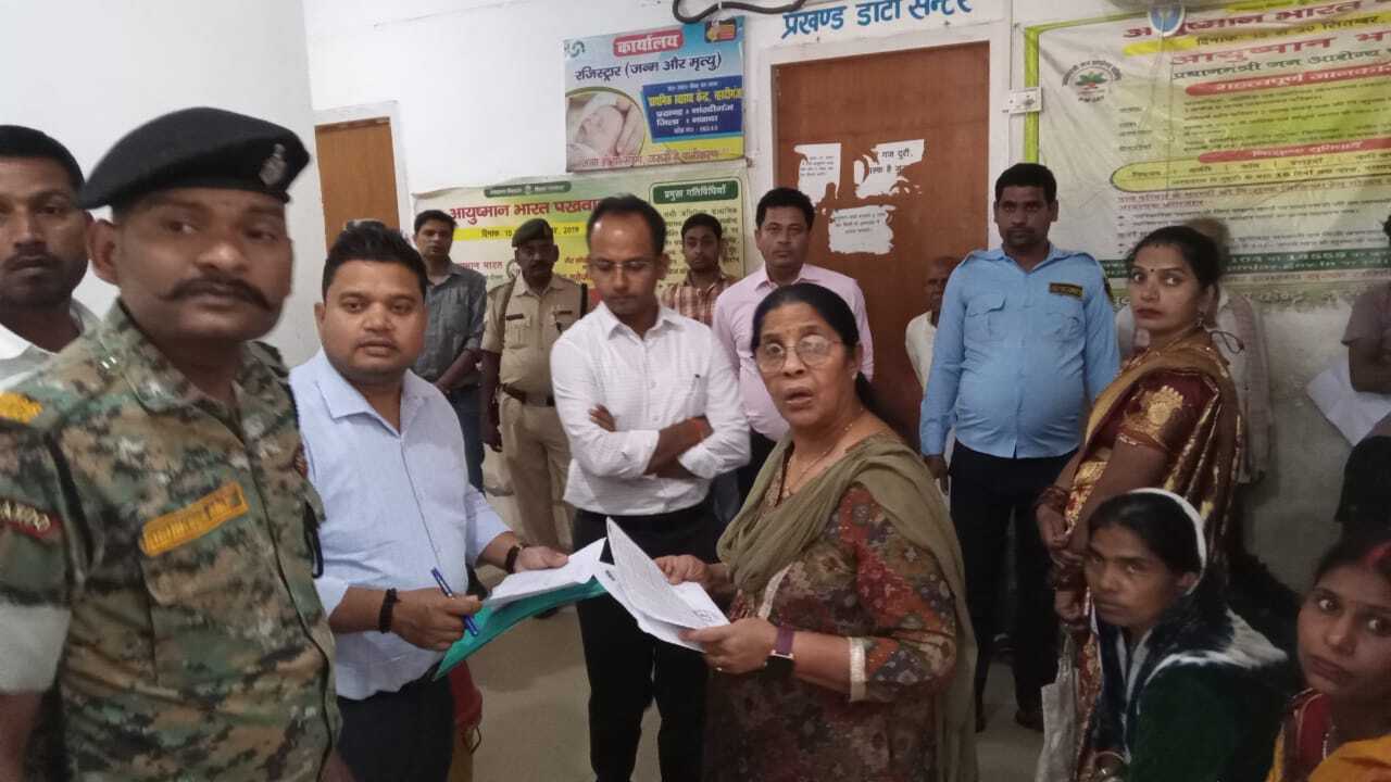 डीएम व सिविल सर्जन ने सीएचसी का किया औचक निरीक्षण