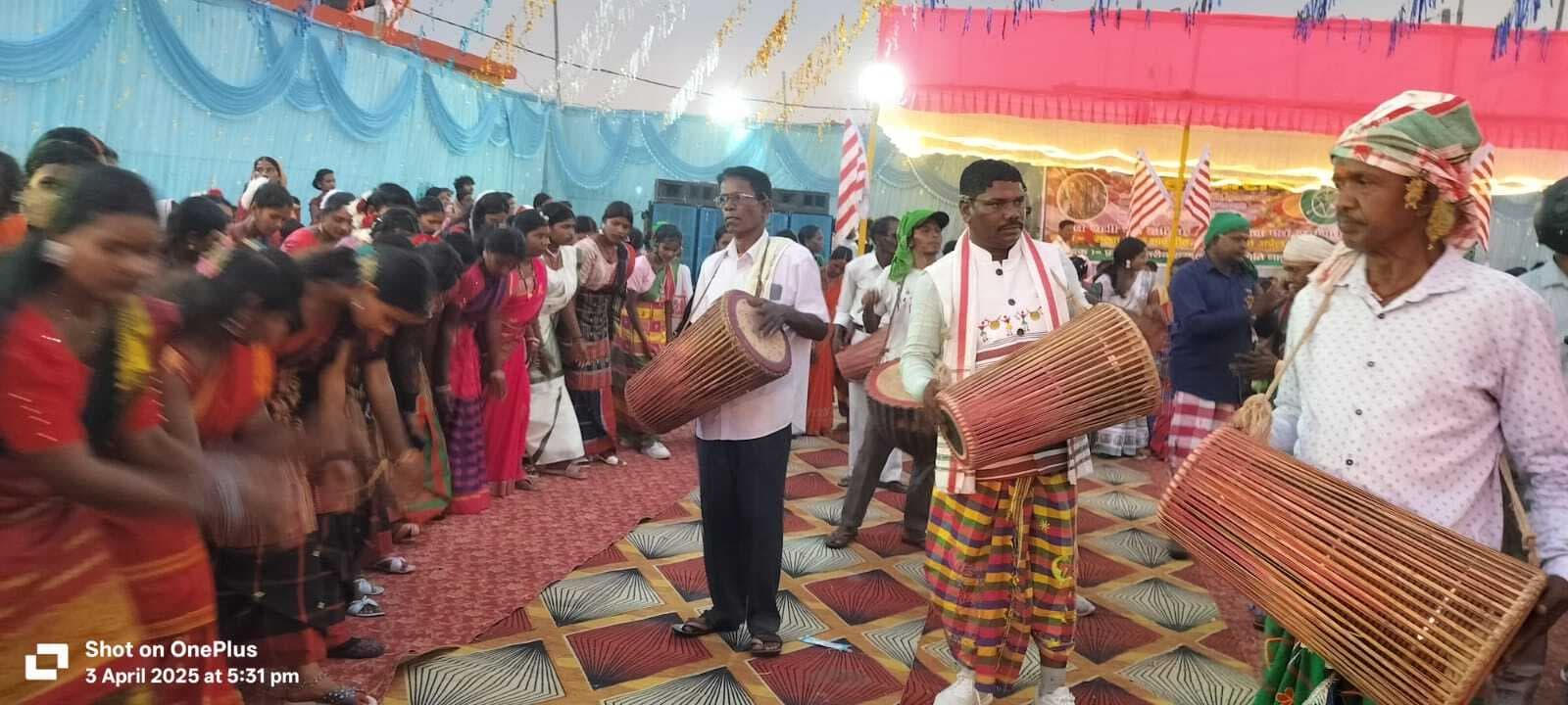 Bokaro News : सरहुल महोत्सव में मांदर की थाप पर थिरके लोग