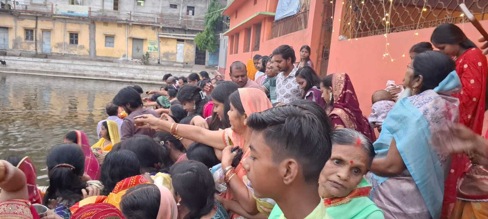 उदीयमान सूर्य को अर्घ्य देने के साथ ही चैती छठ का समापन