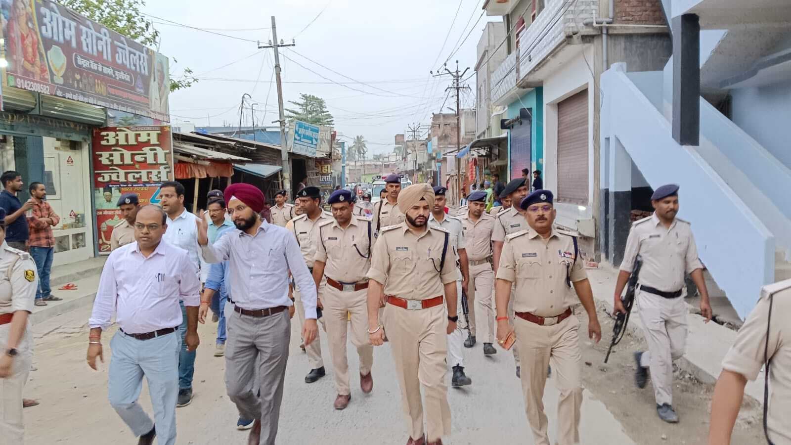 रामनवमी को लेकर प्रशासन अलर्ट, डीएम व एसपी ने किया फ्लैग मार्च