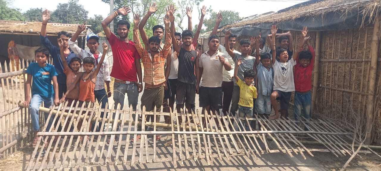 हाईटेंशन तार गिरने से दो गायें झुलसी, ग्रामीणों ने की सड़क जाम