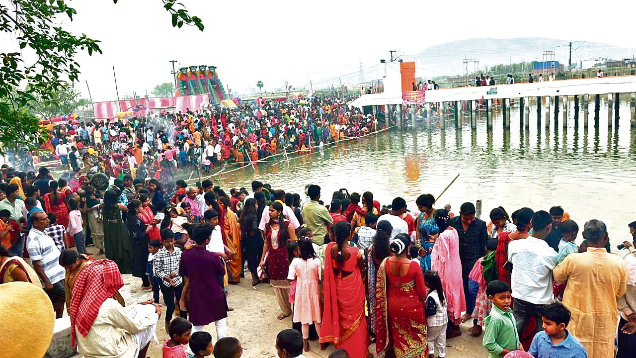 छठव्रतियों ने सूर्यदेव से की सुख-समृद्धि की कामना