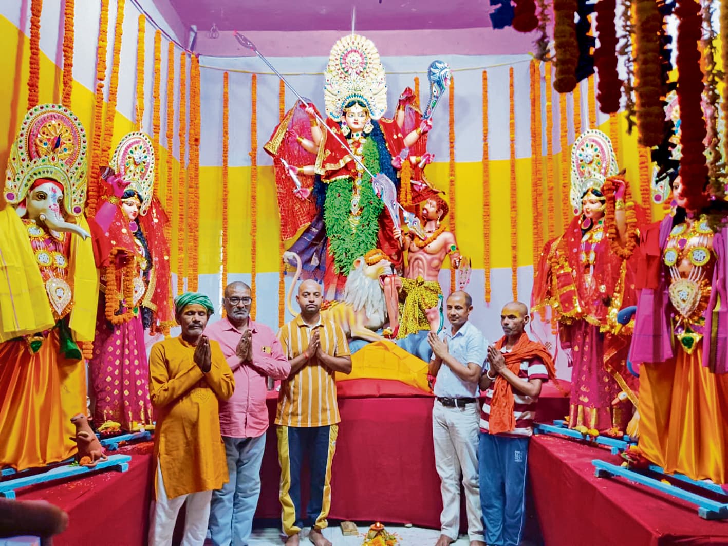 दुर्गा पूजा पंडालों के पट खुलते ही उमड़े श्रद्धालु