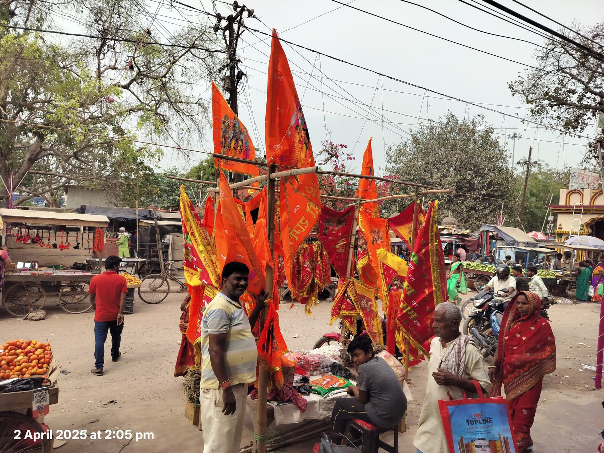हनुमान पताका से पटा अलौली बाजार