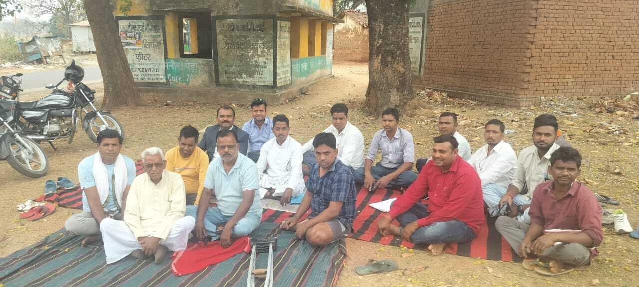Bokaro News : कहीं प्रबंधन का पुतला फूंका, कहीं रोड जाम