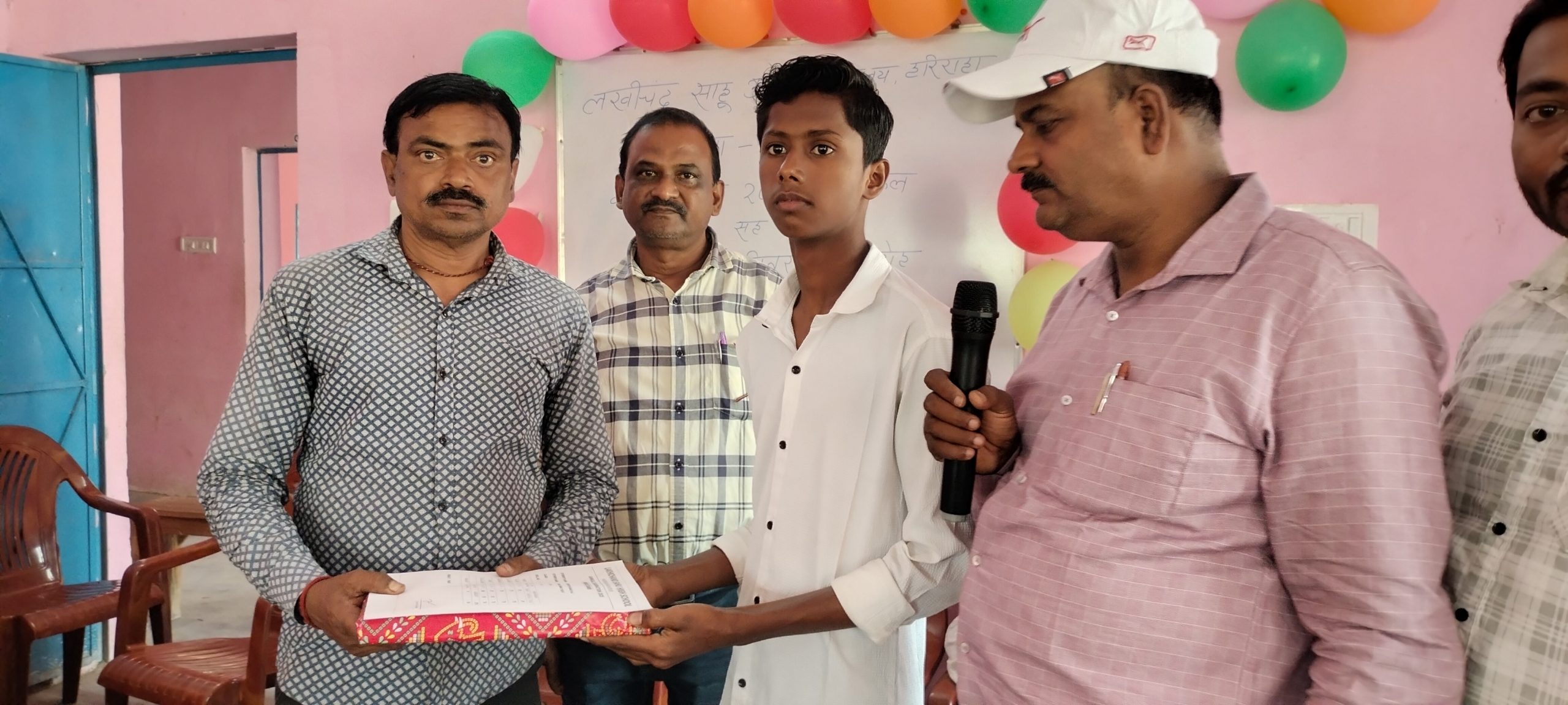 स्कूली बच्चों के बीच वितरण किया अंक पत्र सह पारितोषिक