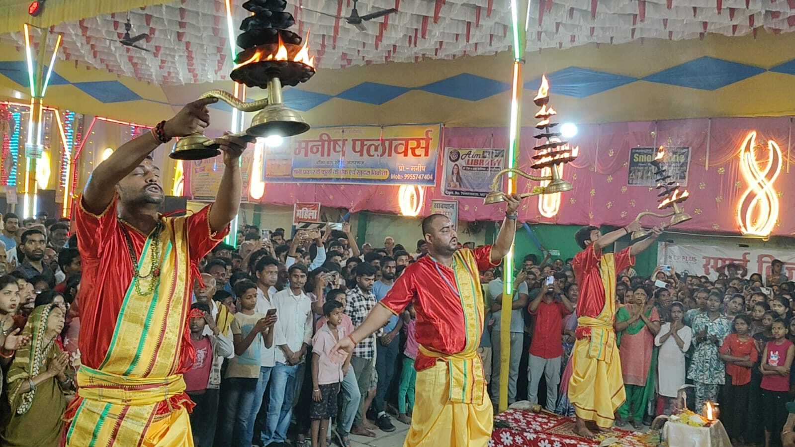 दुर्गा मंदिर में हुई महाआरती, मां दुर्गा के लगे जयकारे