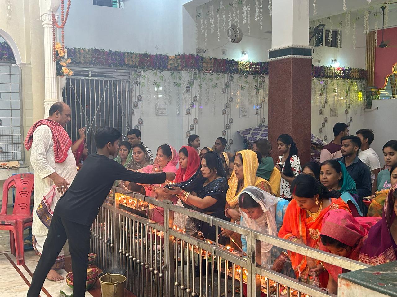 महाअष्टमी पर दुर्गा मंदिरों में उमड़ी श्रद्धालुओं की भीड़