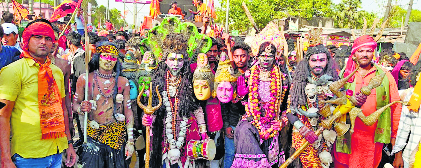 पीरो में निकली शोभायात्रा में हाथी, घोड़े और बाजे-गाजे के साथ शामिल हुए हजारों श्रद्धालु