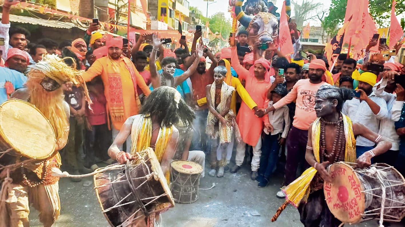 बिहिया नगर में वाराणसी के कलाकारों की झाकियां रहीं लोगों के लिए आकर्षण का केंद्र