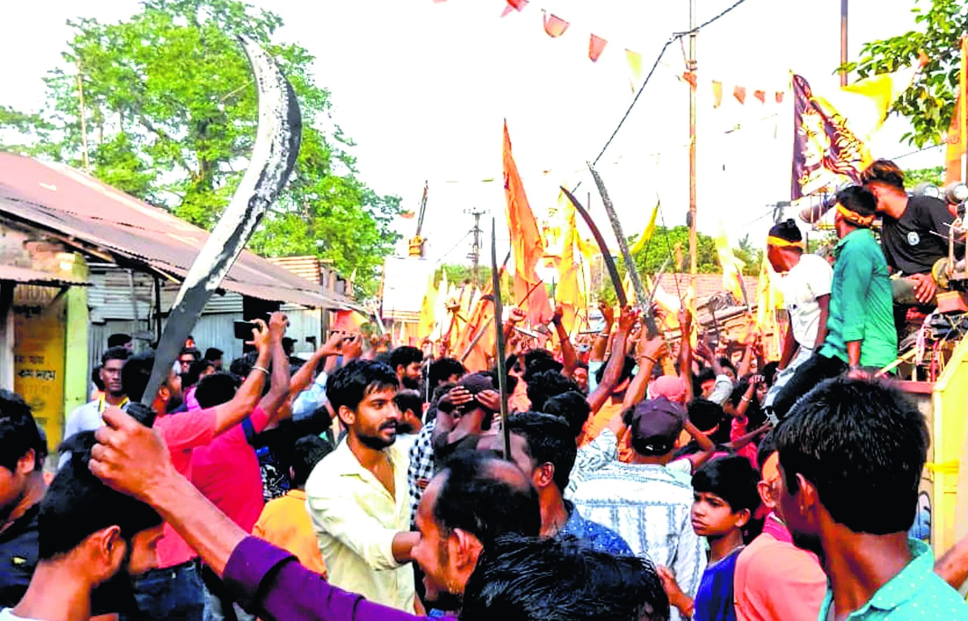 हुगली में हथियारों के साथ निकली रामनवमी की शोभायात्रा
