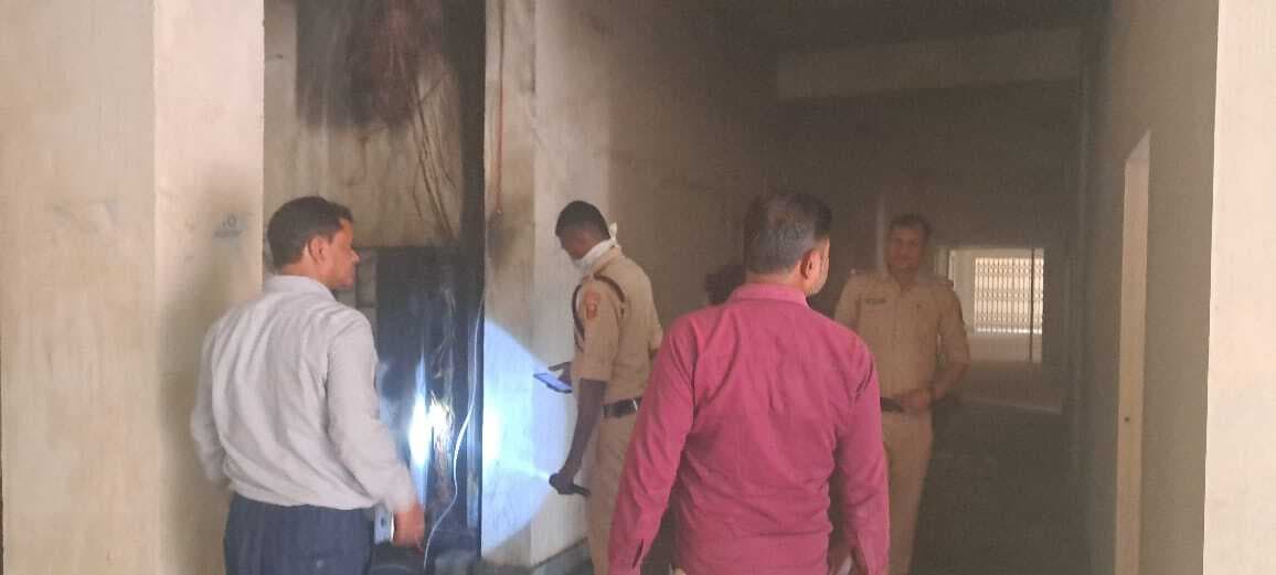 प्रखंड कार्यालय में लगी आग, दम घुटने से कर्मचारी हुए बेहाल