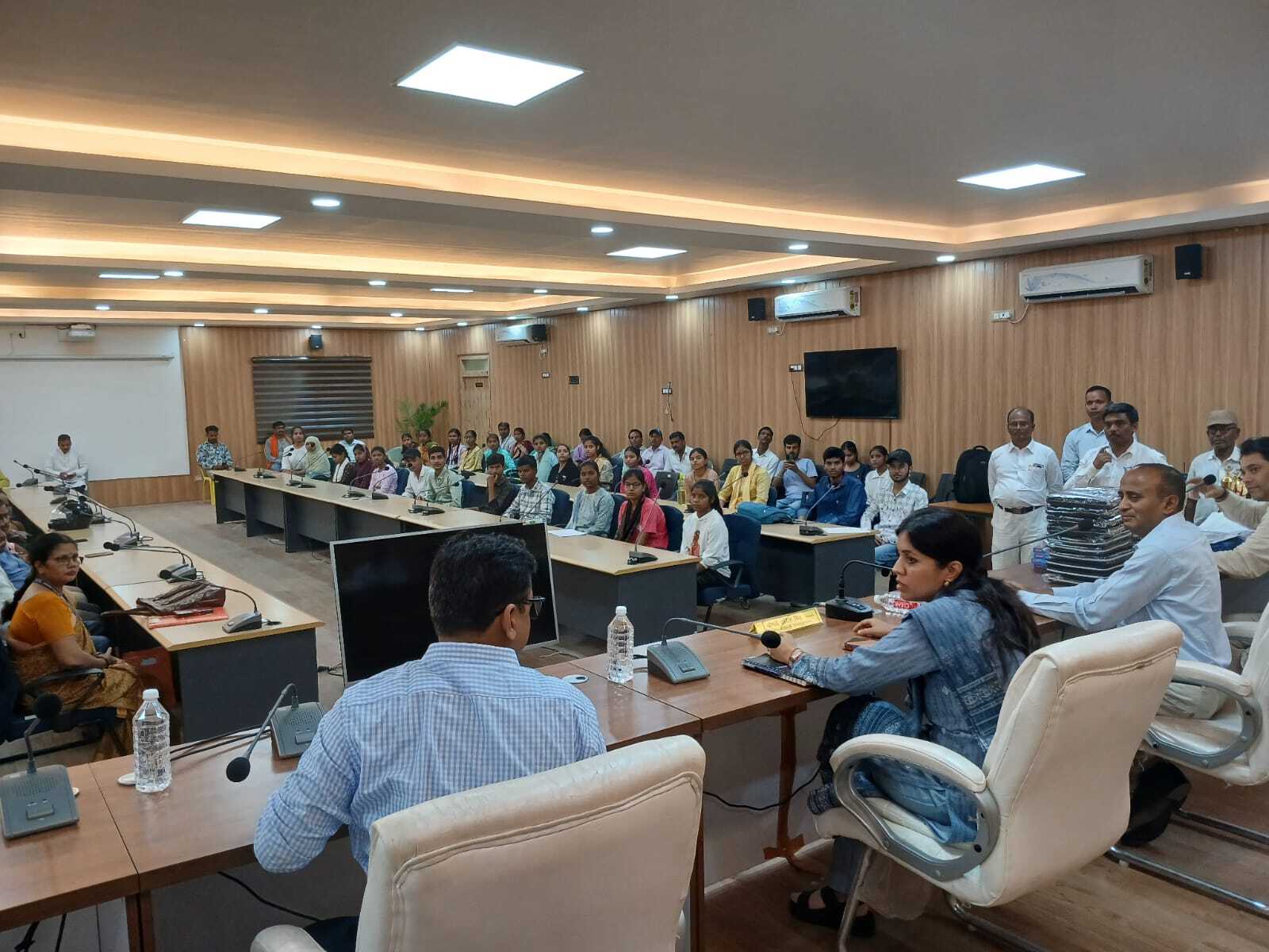 मैट्रिक व इंटर के 26 मेधावी छात्र-छात्राओं को किया गया सम्मानित